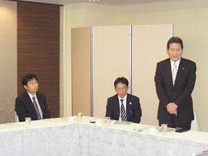 右から伊藤委員長、北村副委員長、小出副委員長